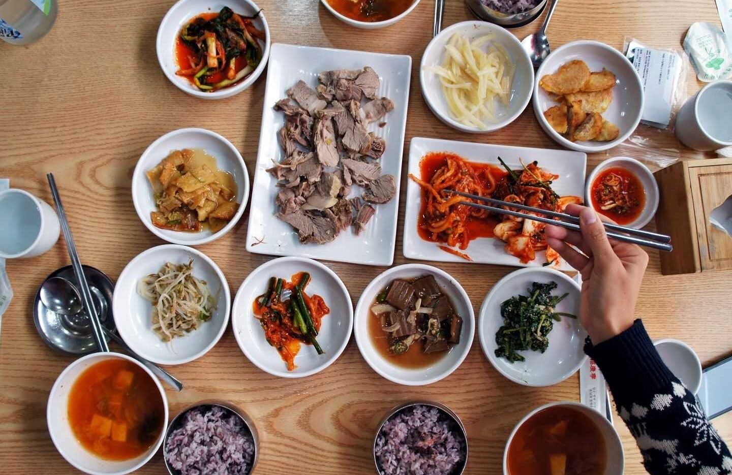 etiqueta-y-modales-en-la-mesa-coreana