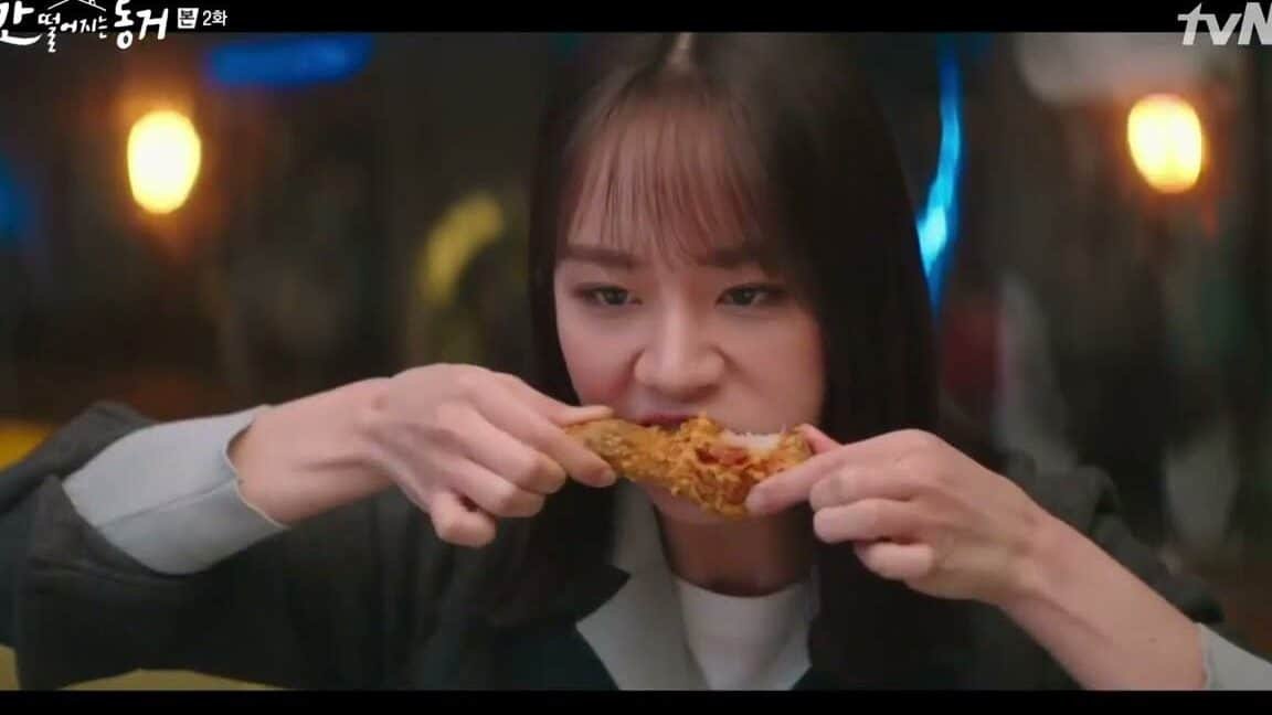 por-que-comen-pollo-frito-y-cerveza-en-dramas